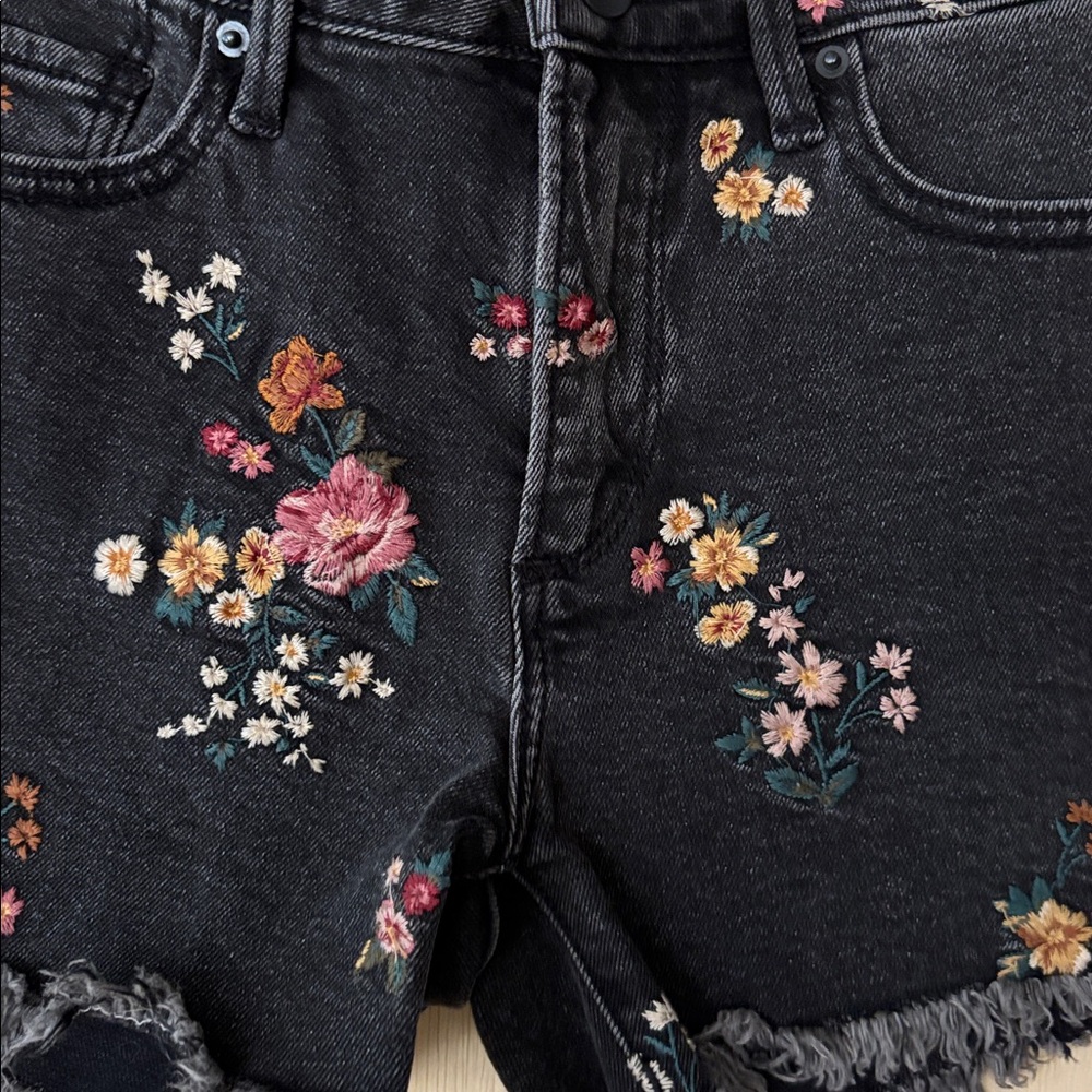 Driftwood Connie Black Denim Floral Embroidered Cutoff Shorts boho/festival 25 - Picture 5 of 8